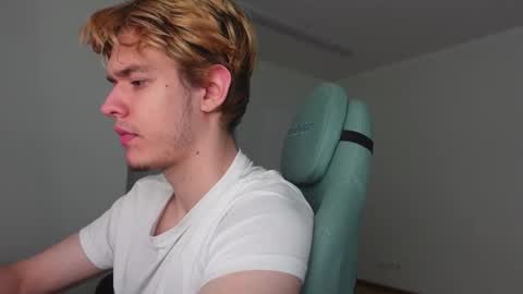 Snapshot of logan_fraser chatting on 11.01.25 LOGAN FRASER online show from 11.01.25