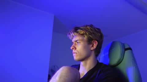 Snapshot of logan_fraser chatting on 11.06.25 LOGAN FRASER online show from 11.06.25