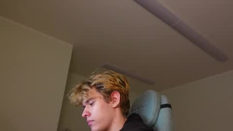 Snapshot of logan_fraser chatting on 11.08.25 LOGAN FRASER online show from 11.08.25