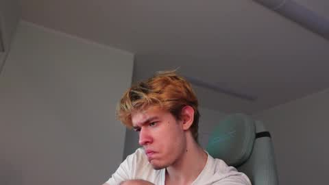 Snapshot of logan_fraser chatting on 11.13.25 LOGAN FRASER online show from 11.13.25