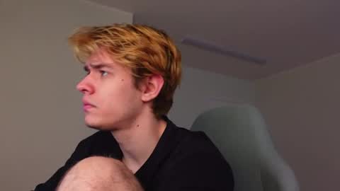 Snapshot of logan_fraser chatting on 11.20.25 LOGAN FRASER online show from 11.20.25