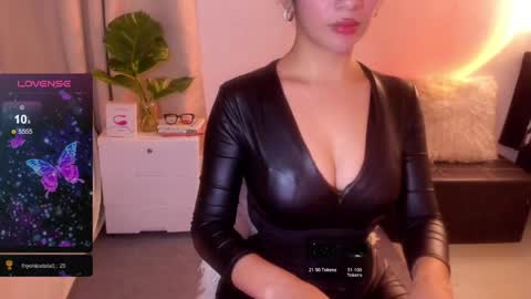 Snapshot of loisewilliams chatting on 05.13.26 Mistress L online show from 05.13.26