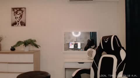Snapshot of lola_anderson chatting on 12.18.24 Lola online show from 12.18.24