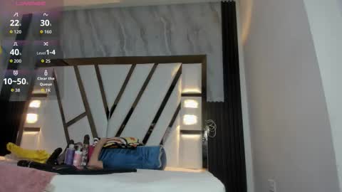 Snapshot of lola_hornei chatting on 10.25.25 Lola online show from 10.25.25