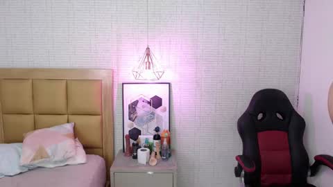 Snapshot of lolamaxi chatting on 02.21.25 LOLA online show from 02.21.25