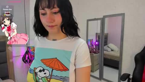 Snapshot of lolamaxi chatting on 10.29.25 LOLA online show from 10.29.25