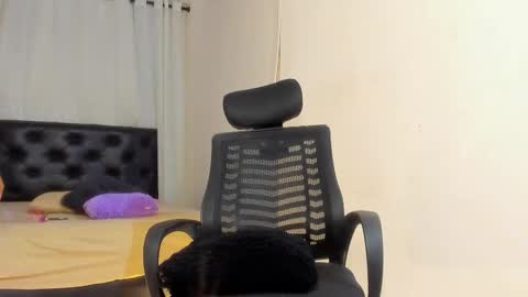 lolareyes1 online show from 09.30.25