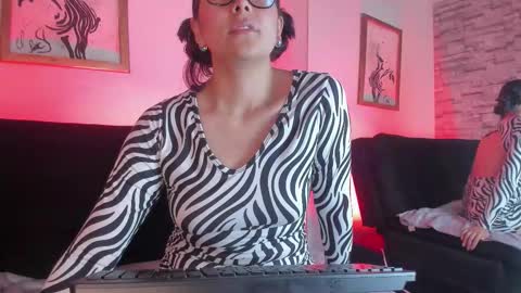 Snapshot of lolaxxxperiience chatting on 10.11.25 Lola online show from 10.11.25
