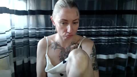 Snapshot of lollifox_1 chatting on 10.17.25 Lisa online show from 10.17.25