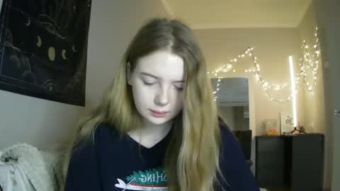 Snapshot of lollylol11 chatting on 12.23.24 Lilly online show from 12.23.24