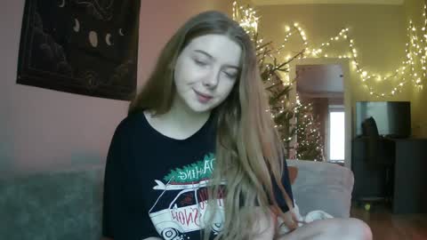 Snapshot of lollylol11 chatting on 01.09.25 Lilly online show from 01.09.25