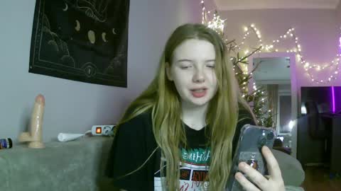 Snapshot of lollylol11 chatting on 01.10.25 Lilly online show from 01.10.25