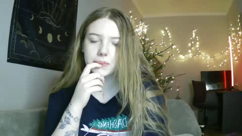 Snapshot of lollylol11 chatting on 01.11.25 Lilly online show from 01.11.25