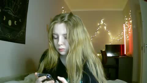 Snapshot of lollylol11 chatting on 01.18.25 Lilly online show from 01.18.25