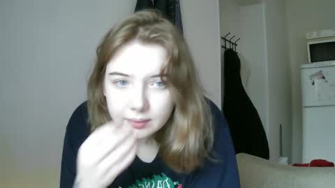 Snapshot of lollylol11 chatting on 02.11.25 Lilly online show from 02.11.25