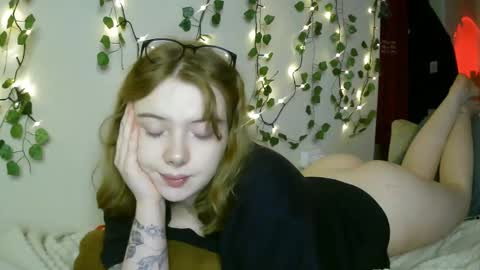 Snapshot of lollylol11 chatting on 03.08.25 Lilly online show from 03.08.25