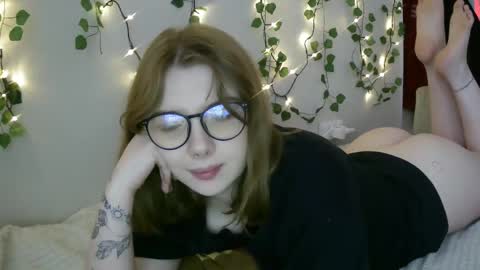 Snapshot of lollylol11 chatting on 03.09.25 Lilly online show from 03.09.25