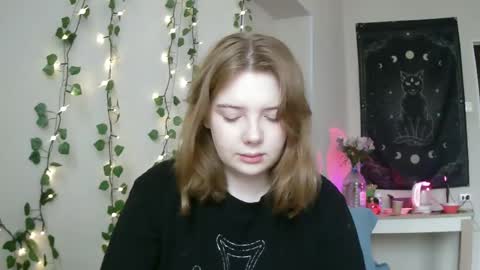 Snapshot of lollylol11 chatting on 03.10.25 Lilly online show from 03.10.25