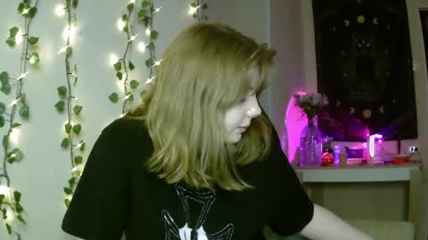 Snapshot of lollylol11 chatting on 03.10.25 Lilly online show from 03.10.25