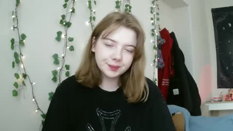 Snapshot of lollylol11 chatting on 03.11.25 Lilly online show from 03.11.25