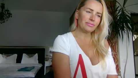 Snapshot of lollyta2023 chatting on 10.13.25 Roxy online show from 10.13.25