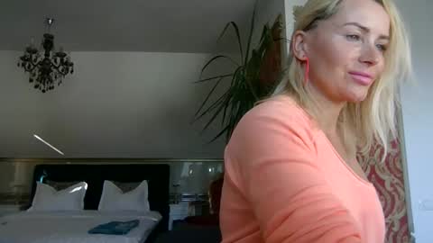 Snapshot of lollyta2023 chatting on 11.13.25 Roxy online show from 11.13.25