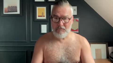 Snapshot of londongent2023 chatting on 09.17.25 EnglishBear online show from 09.17.25