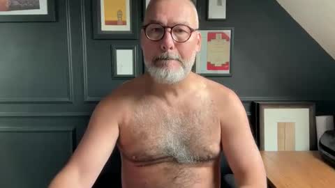 Snapshot of londongent2023 chatting on 10.01.25 EnglishBear online show from 10.01.25