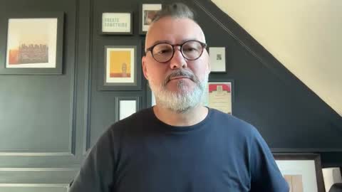 Snapshot of londongent2023 chatting on 10.06.25 EnglishBear online show from 10.06.25