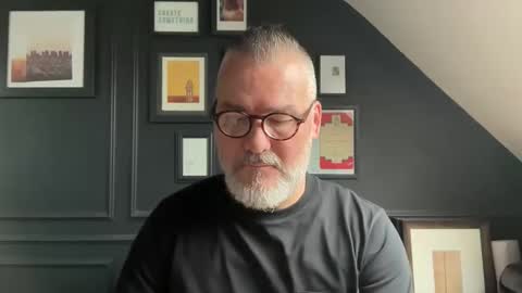 Snapshot of londongent2023 chatting on 10.08.25 EnglishBear online show from 10.08.25