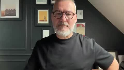 Snapshot of londongent2023 chatting on 10.10.25 EnglishBear online show from 10.10.25