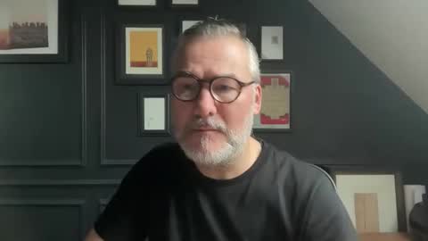 Snapshot of londongent2023 chatting on 12.15.25 EnglishBear online show from 12.15.25