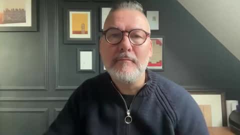 Snapshot of londongent2023 chatting on 12.19.25 EnglishBear online show from 12.19.25