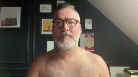 Snapshot of londongent2023 chatting on 01.09.26 EnglishBear online show from 01.09.26