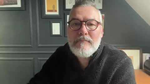 Snapshot of londongent2023 chatting on 01.19.26 EnglishBear online show from 01.19.26