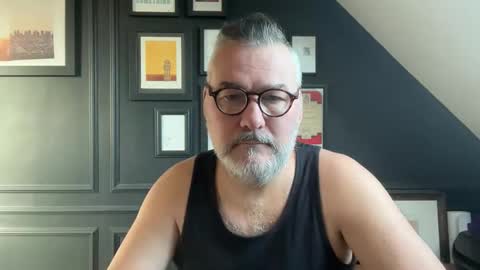 Snapshot of londongent2023 chatting on 02.04.26 EnglishBear online show from 02.04.26