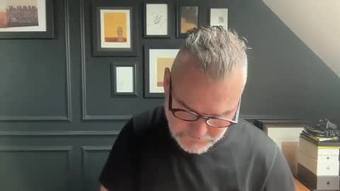 Snapshot of londongent2023 chatting on 02.11.26 EnglishBear online show from 02.11.26