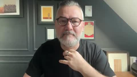 Snapshot of londongent2023 chatting on 02.23.26 EnglishBear online show from 02.23.26