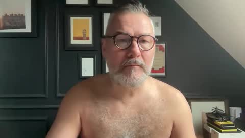 Snapshot of londongent2023 chatting on 02.26.26 EnglishBear online show from 02.26.26