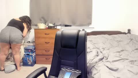 Snapshot of longhairbigbewbs chatting on 01.01.25 Rose online show from 01.01.25