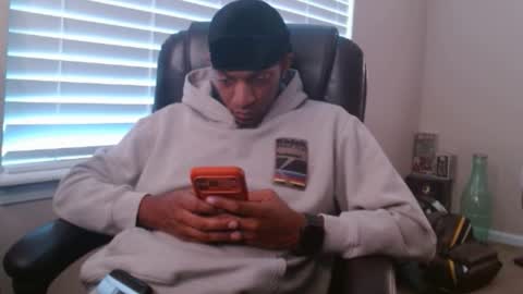 Snapshot of longknoxsteel chatting on 11.17.25 LongKnoxSteel online show from 11.17.25