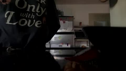 Snapshot of longstorywhore chatting on 10.31.25 longstorywhore online show from 10.31.25