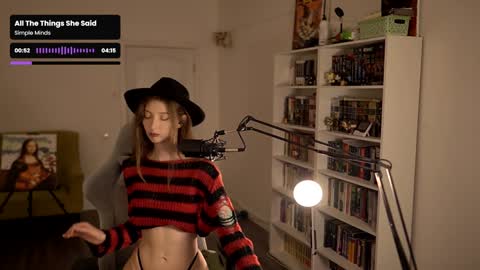 Snapshot of loony_moony chatting on 11.02.25 loony_moony online show from 11.02.25