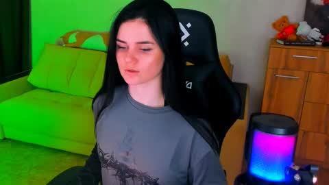 Lora Cain online show from 02.10.25