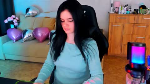 Lora Cain online show from 02.25.25