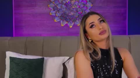 Snapshot of loradevine chatting on 01.08.26 Lora online show from 01.08.26