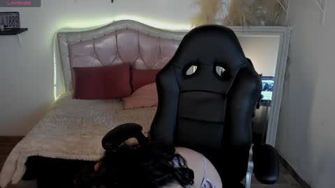 Snapshot of loraine_1 chatting on 12.18.24 loraine online show from 12.18.24