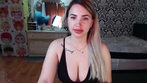 Queen LoraSinClare online show from 05.20.26
