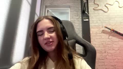 Snapshot of loreanyeatman chatting on 10.14.25 Molly online show from 10.14.25