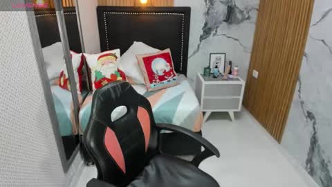 lorenadavies online show from 11.25.25